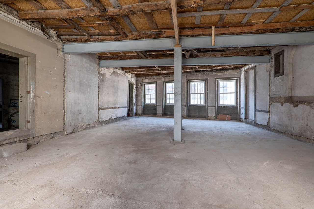 Versatile 450 m² Commercial Building for Lease in Trindade, Porto’s Prime Business Hub