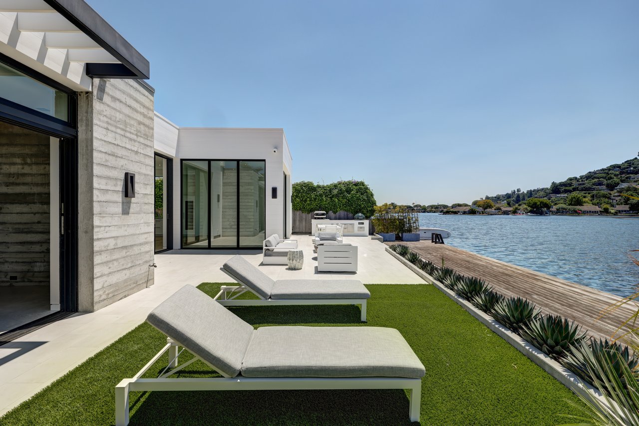 Contemporary Retreat on the Belvedere Lagoon
