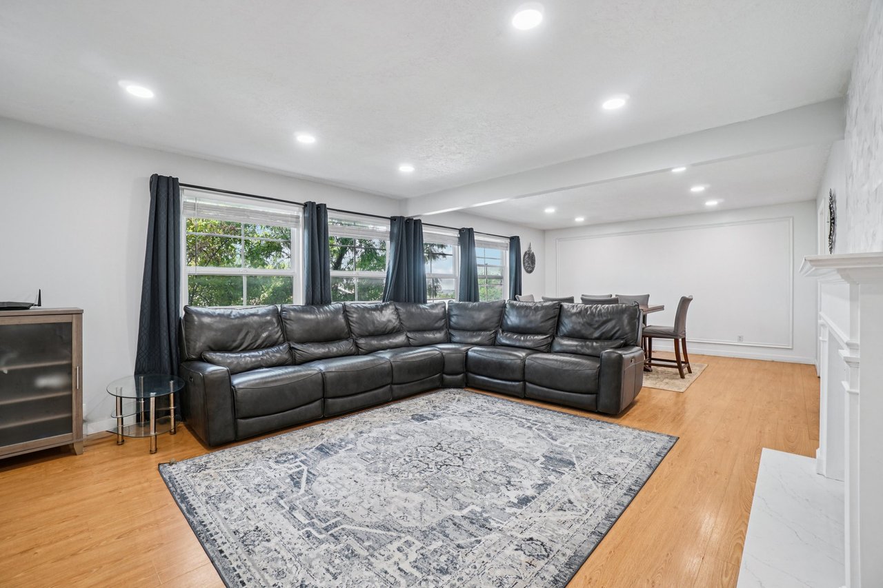 11343 S Clifford Cir