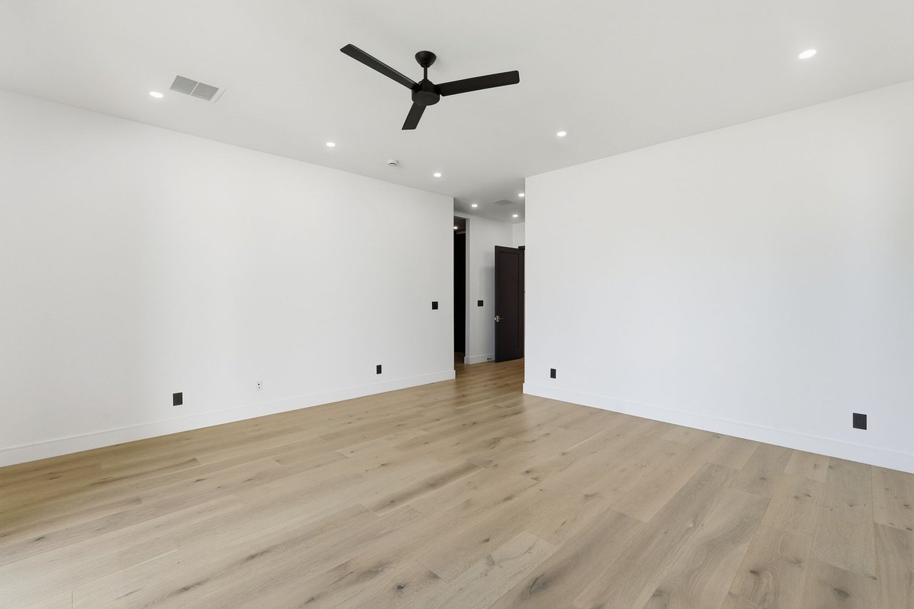 3106 N VALENCIA Lane