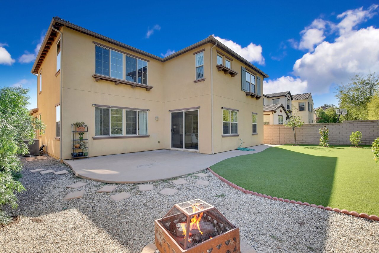 885 E Manresa