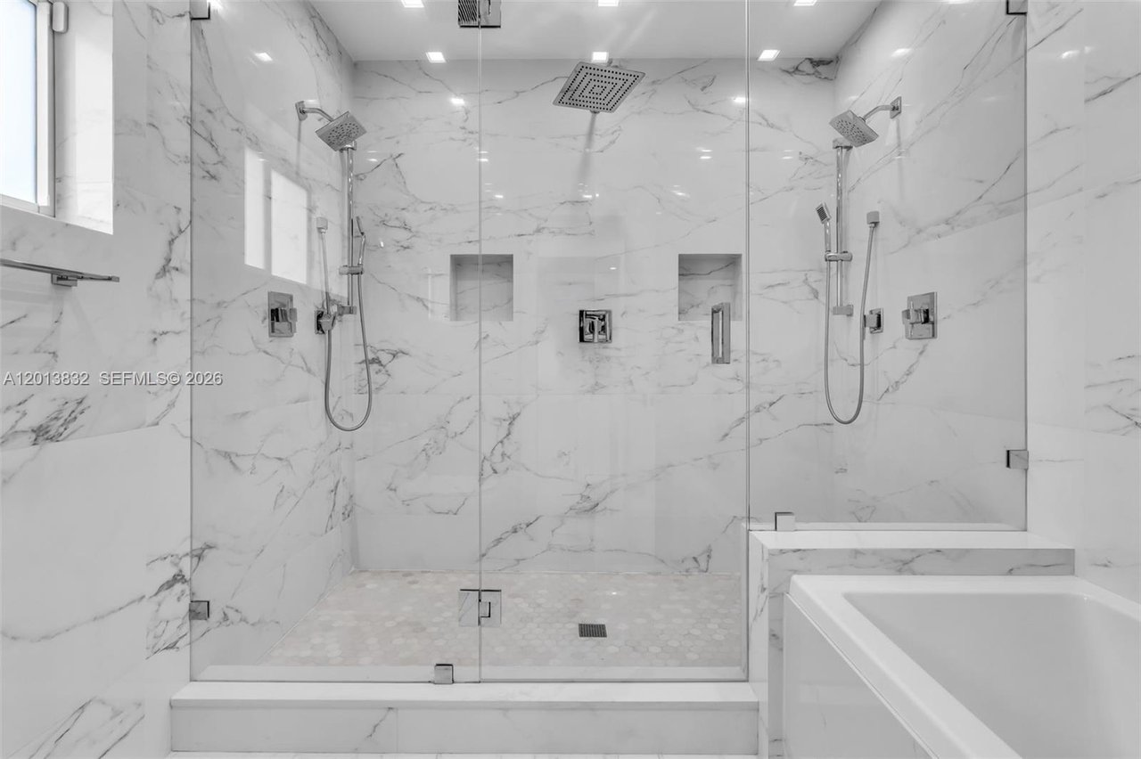 3112-village-green-miami-fl-pool-home-for-sale-bathroom