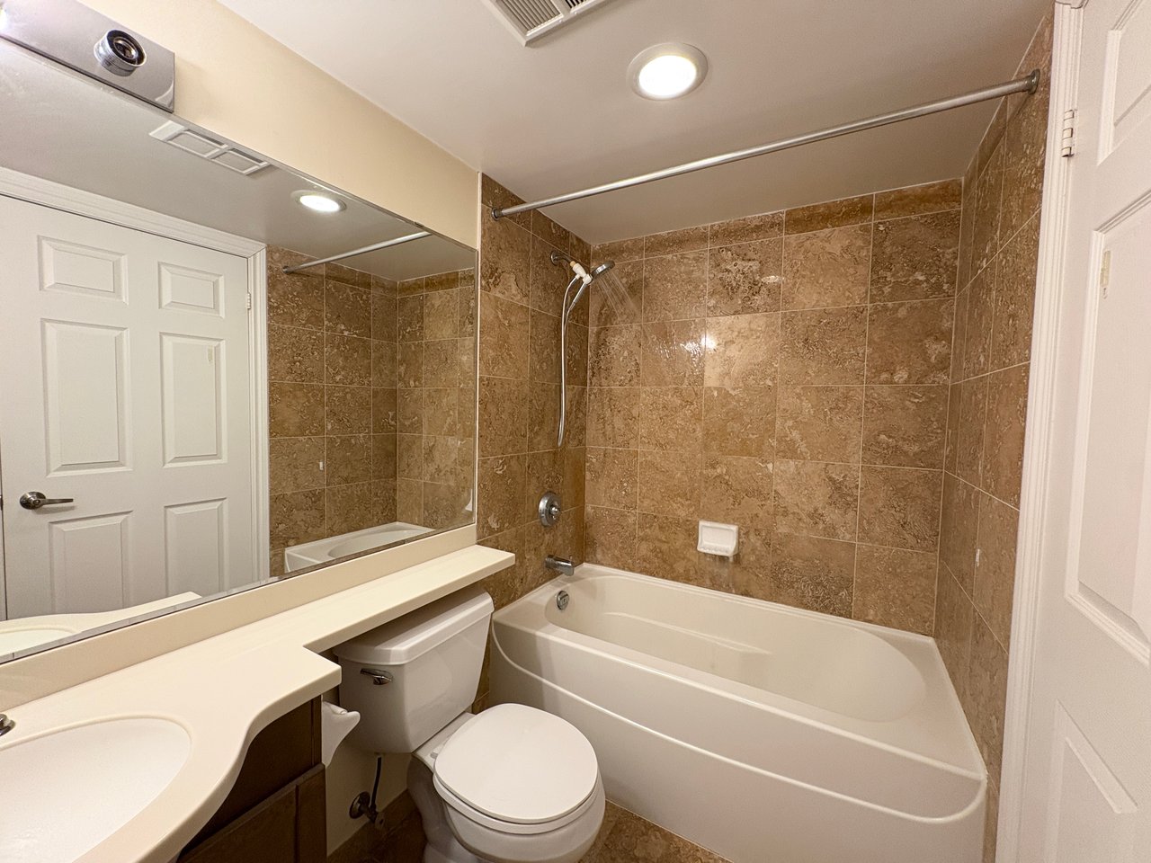 763 Bay St Unit: 3413