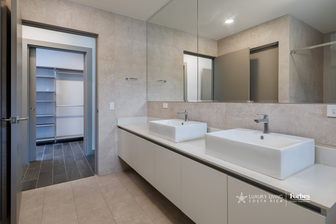 21469 - Contemporary penthouse for sale, spacious rooms and terraces