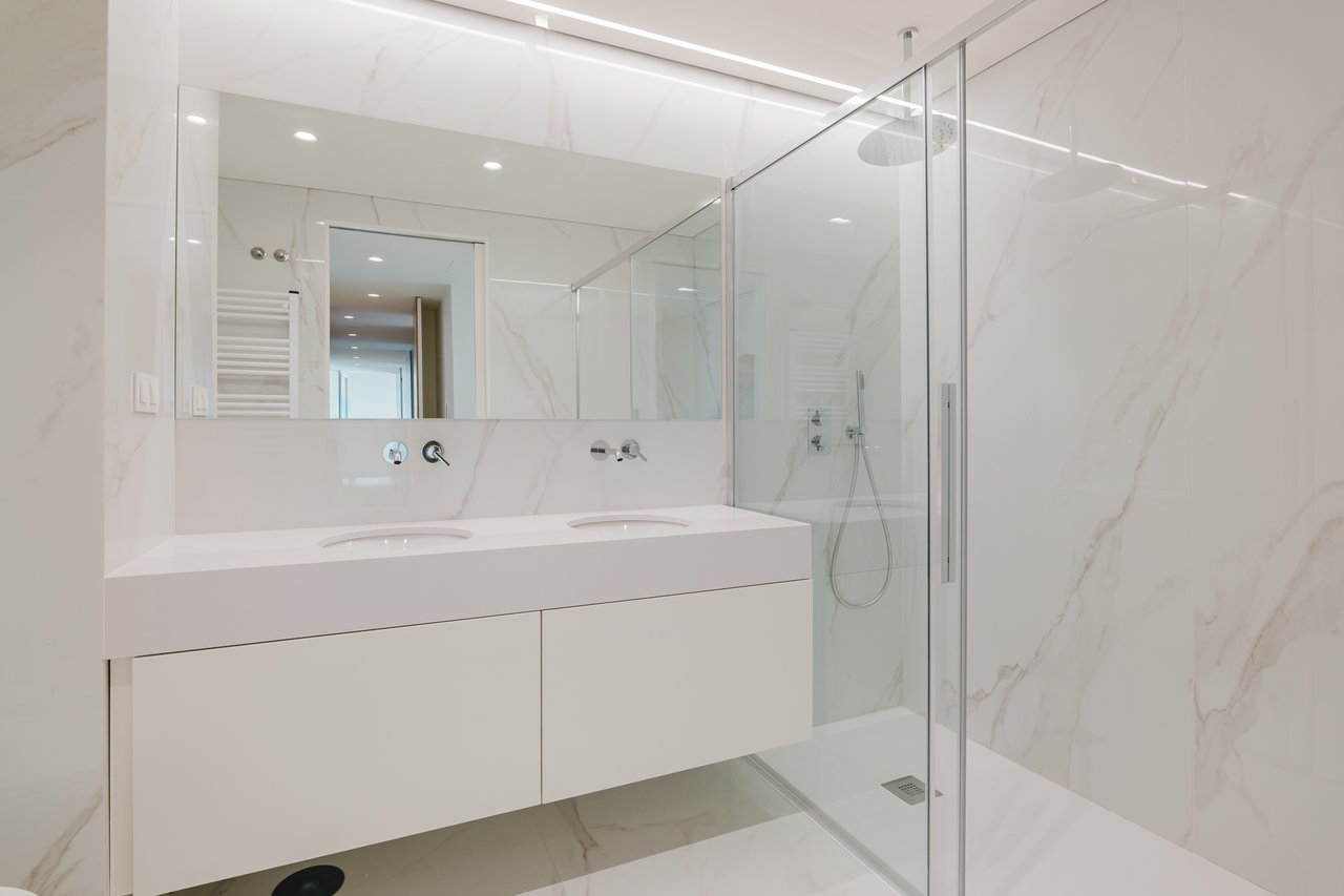 Luxurious 4-Bedroom Sea-View Apartment with Expansive Terrace and Parking in Vila Nova de Gaia