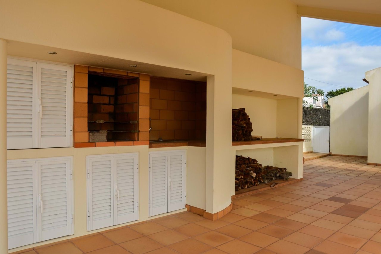 Luxury 4-Bedroom Villa with Indoor Pool – São Miguel, Azores