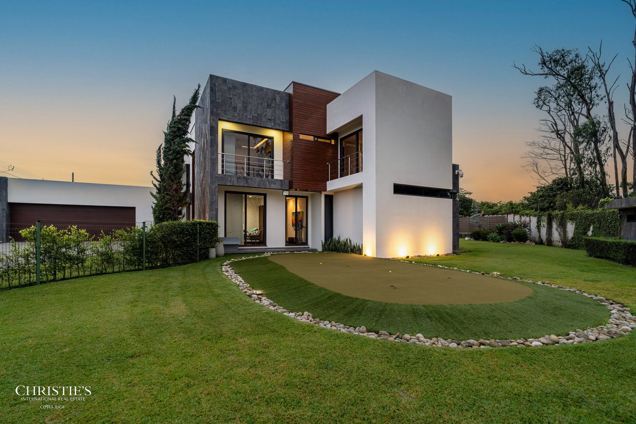Modern Elegance with Panoramic Views – Exclusive Las Gemas Residence