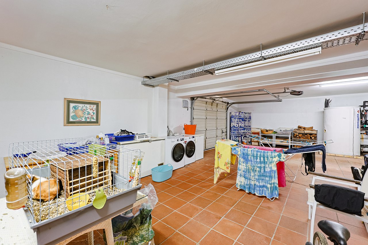Spacious 8+2-Bedroom Villa with Pool for Rent in Cascais