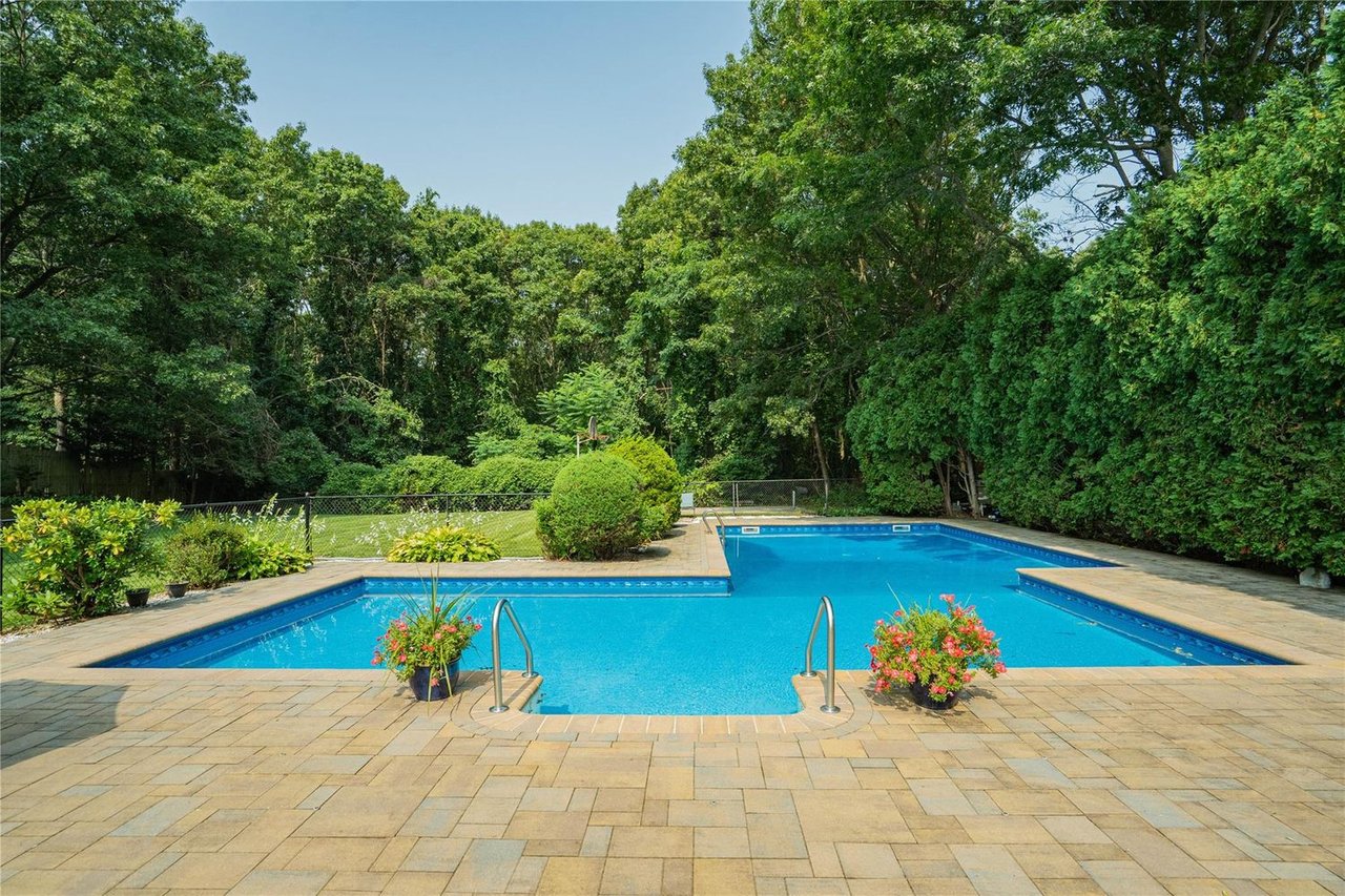 1 Stonehurst Ln