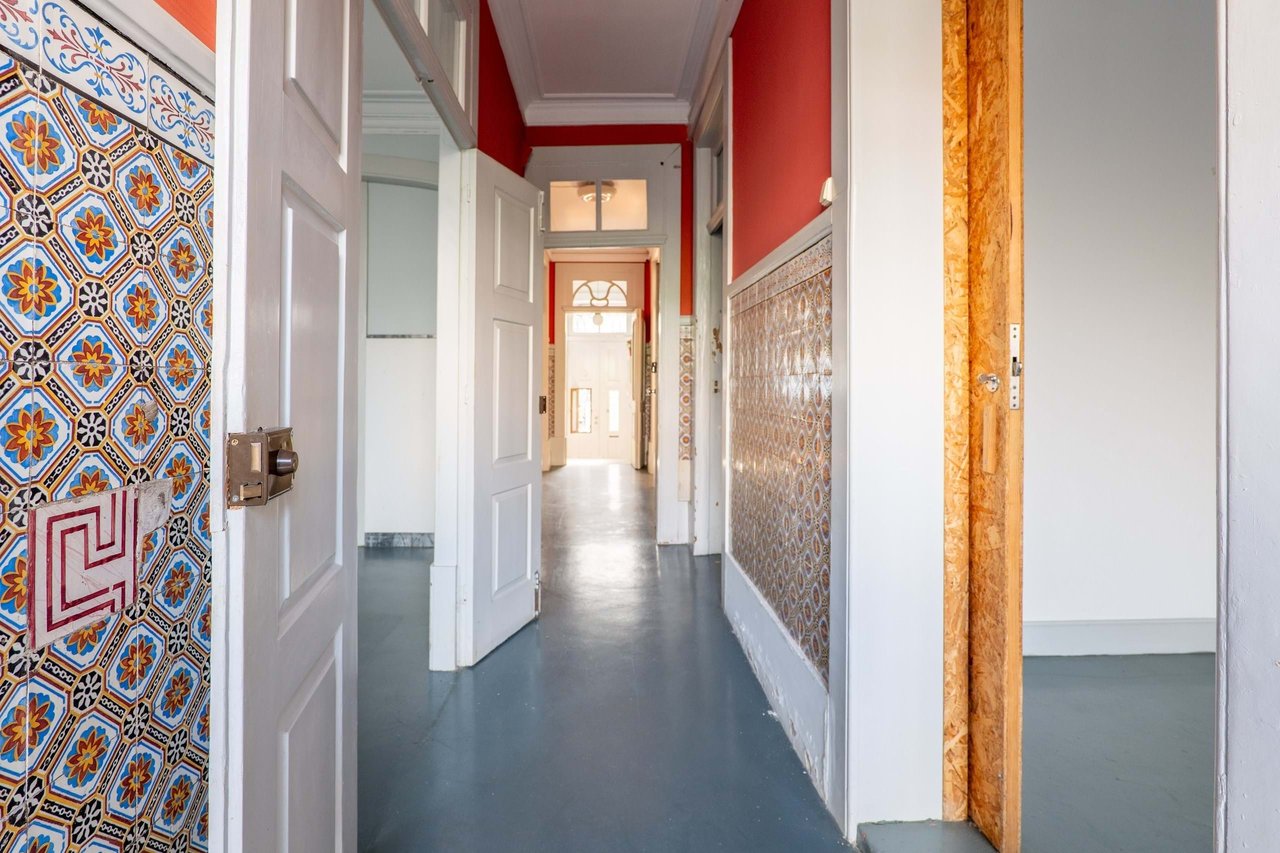 Historic Home for Restoration in Matosinhos, Porto – Prime Coastal Investment Opportunity