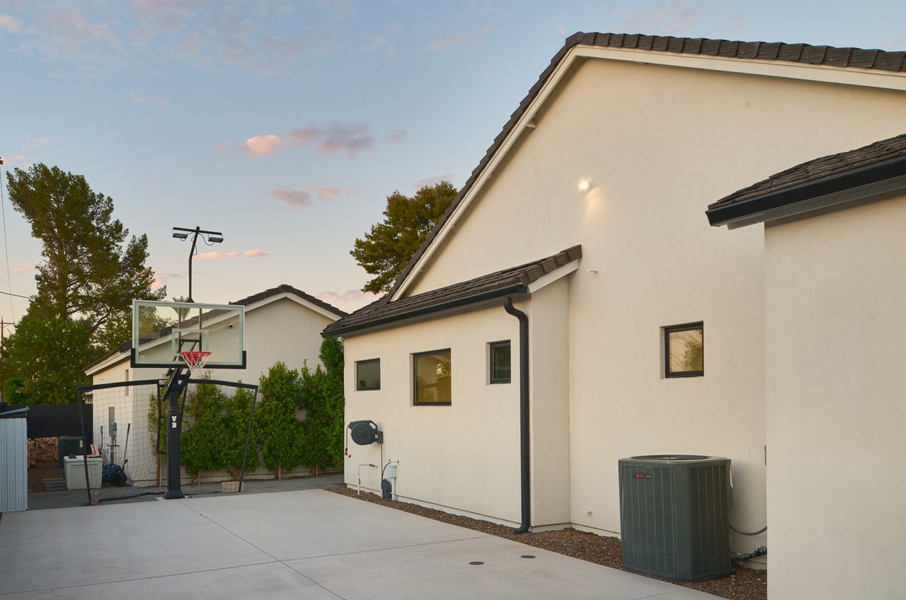 3602 E HIGHLAND Avenue