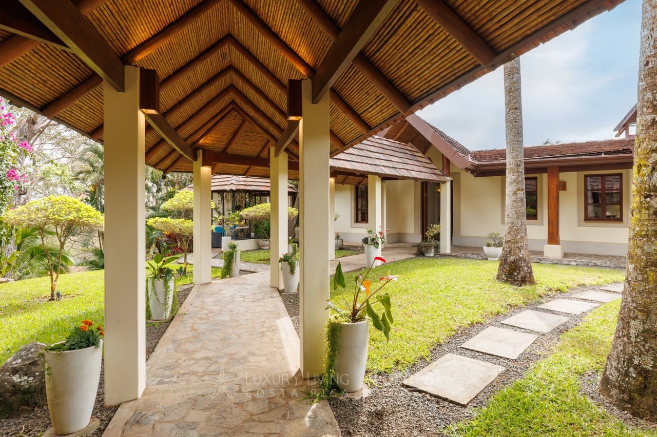 20875 - Villa Plumeria: Atenas, 3.8 Ha with Pool, Coffee Plantation & Views