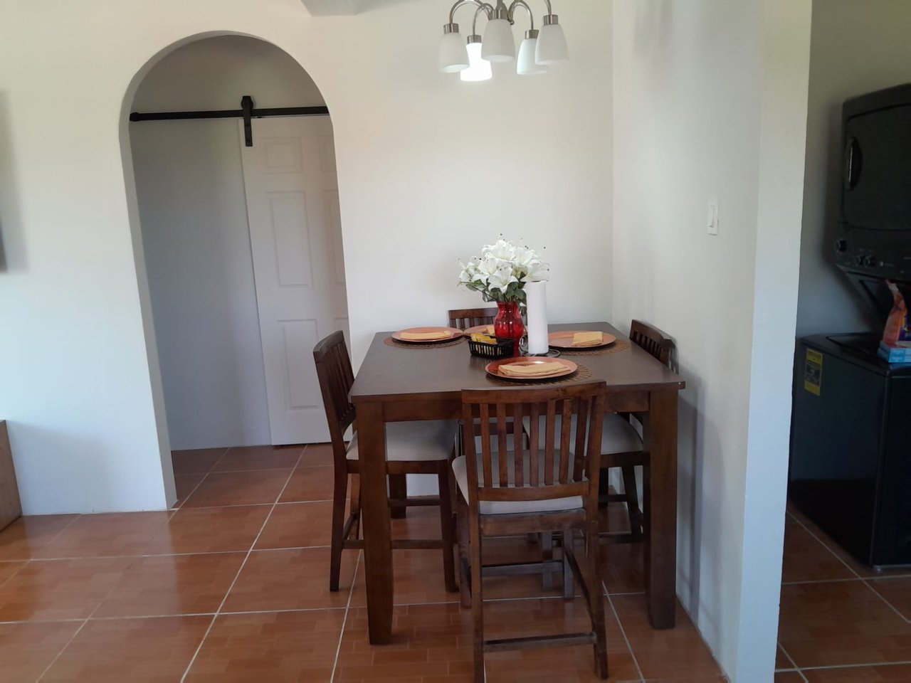 Suburban Comfort 2 bed 1 bath apartment