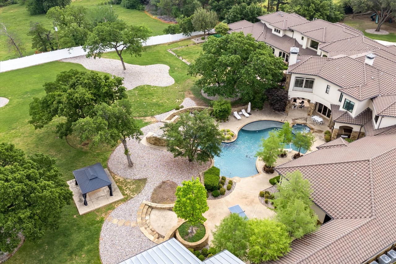 Luxurious W Dove Road