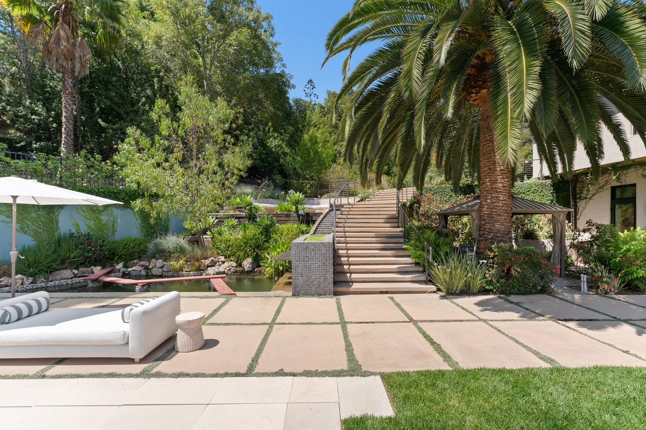 Bowmont Dr, 90210