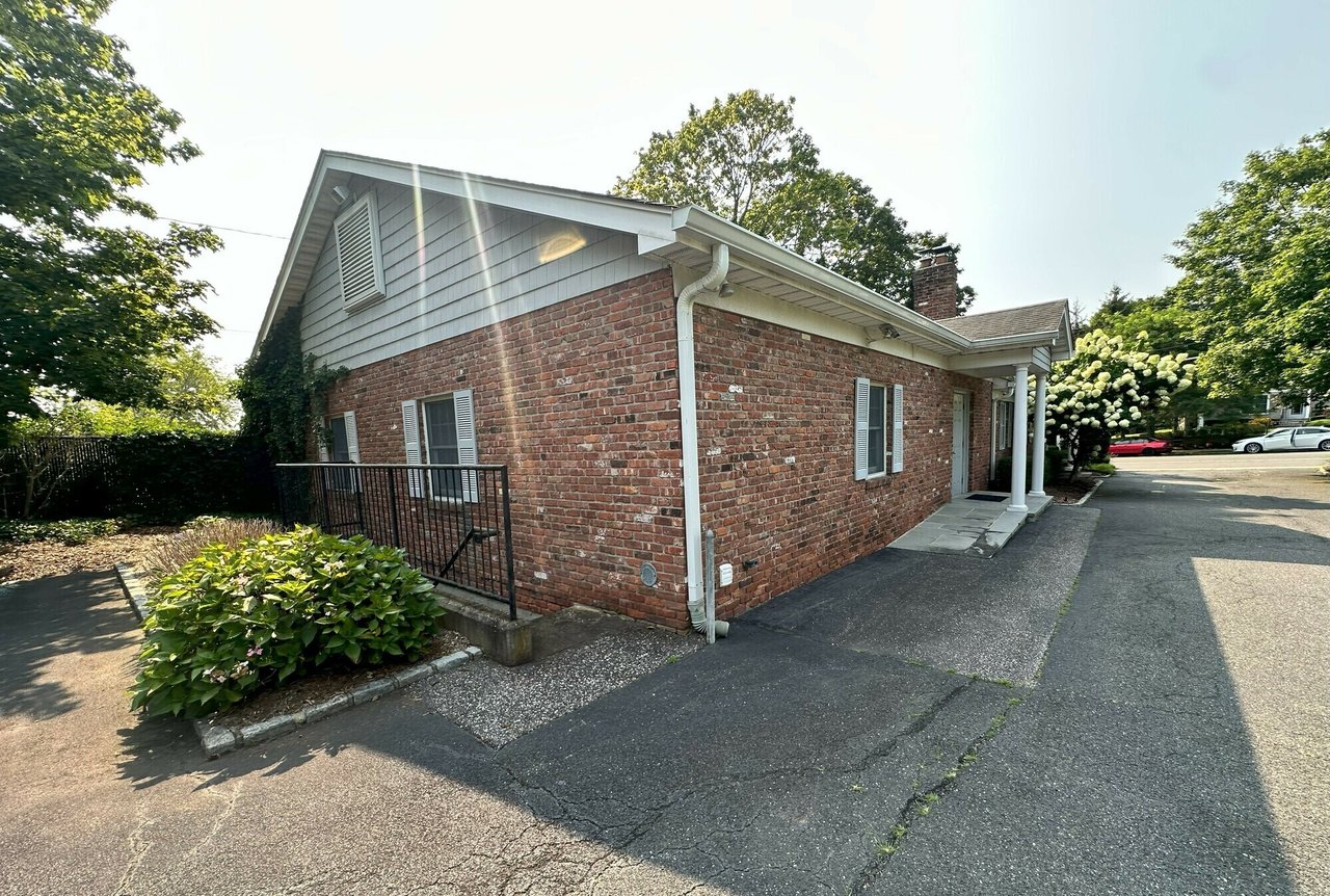 445 Main Street, Center Moriches