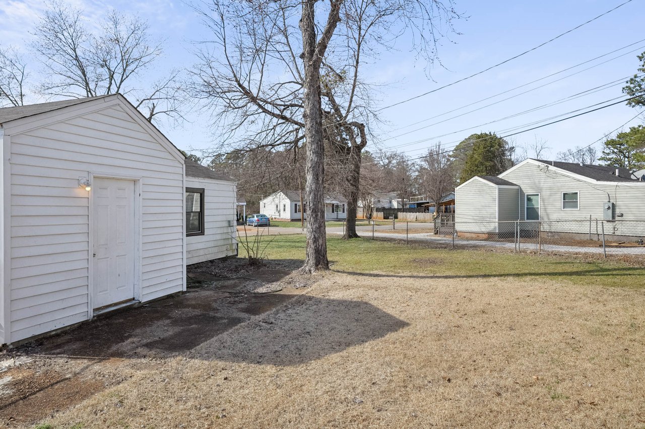 LARGE corner lot in Huntsville! New floors, new paint, renovated bathroom! Great Price!