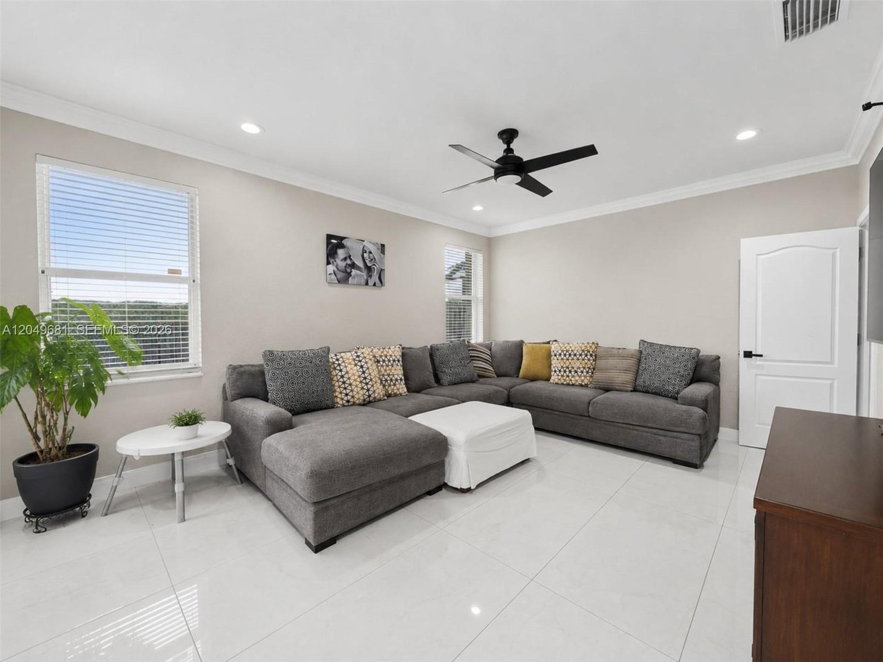 16519-sw-67-terrace-miami-home-for-sale-living-area