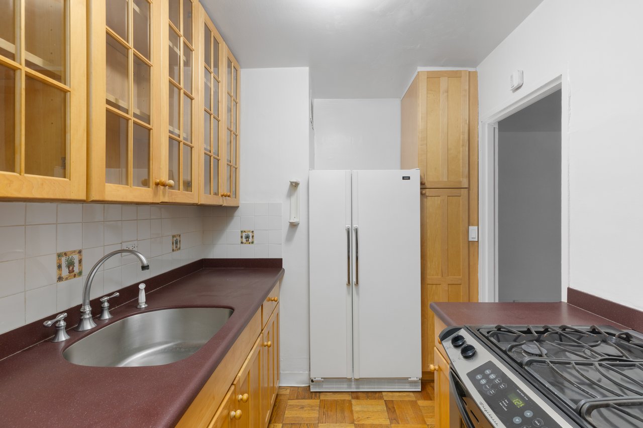 Oversized 1 bedroom, convertible 2 or home office!