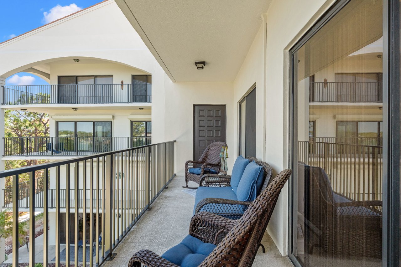 Upgraded 2-Bed Condo in Tarpon Springs with Scenic Views