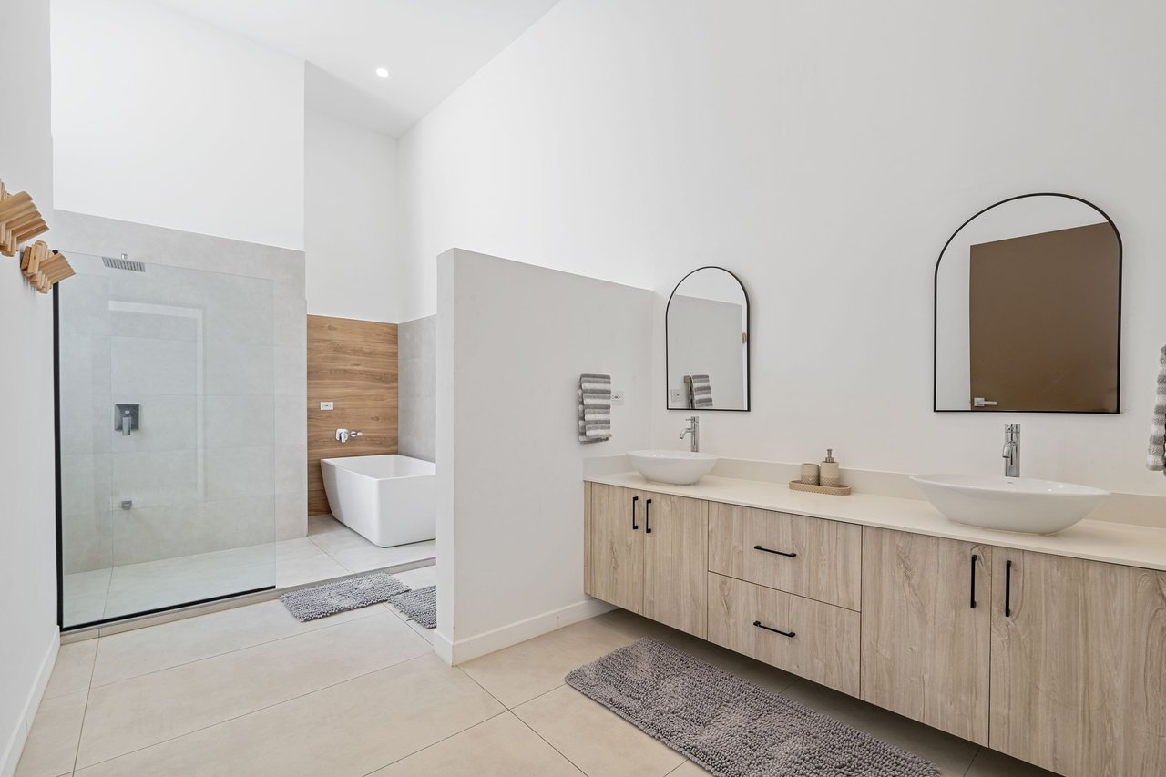 Castillo Blanco | Modern 4-Bedroom Home with Saltwater Pool – Walk to the Beach in Surfside, Playa Potrero