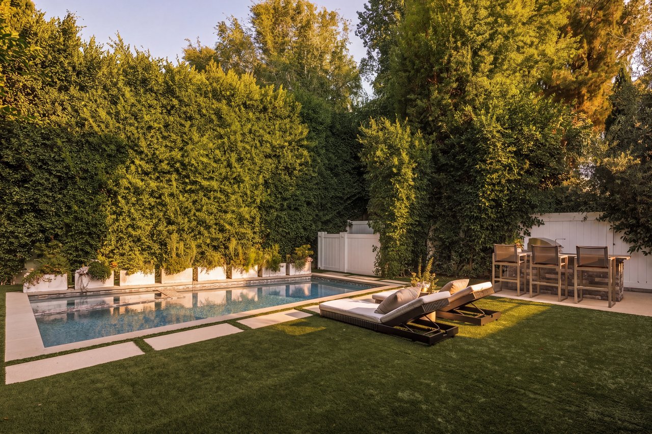 144 N Bowling Green Way
