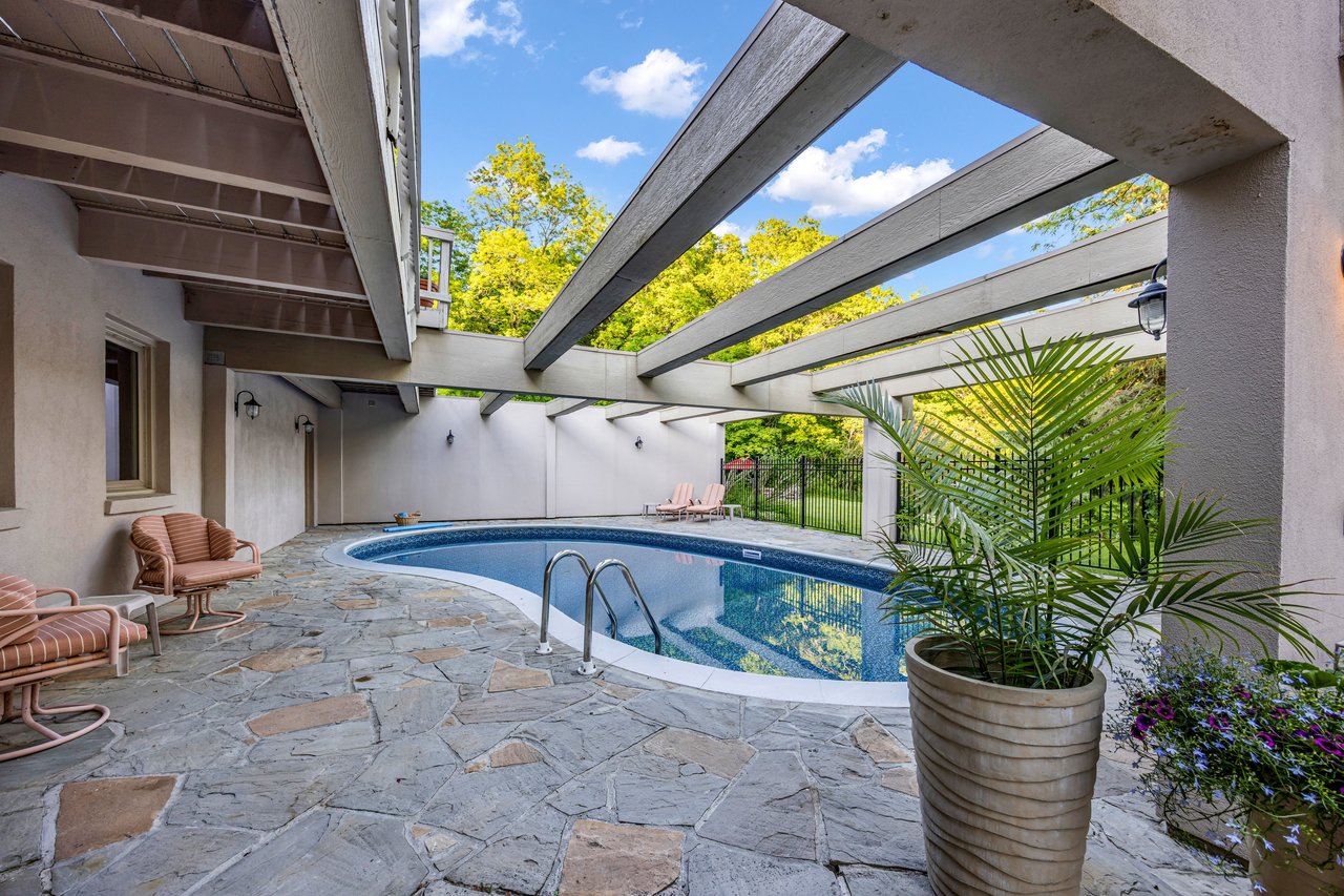 2360 8 Side Road, Burlington