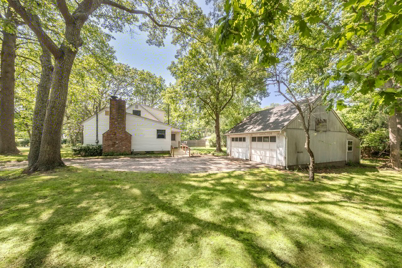  95 Sayres Path, Wainscott