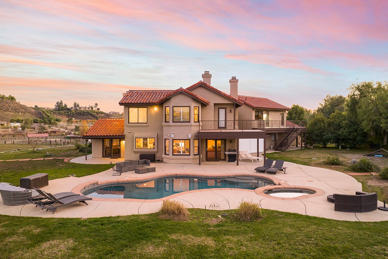 38405 Avenida La Cresta