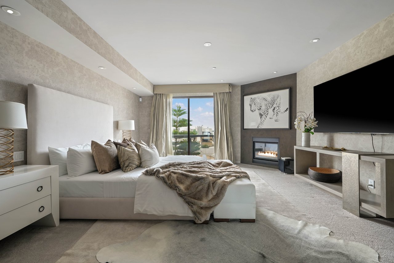 121 S Canon Dr #302, Beverly Hills