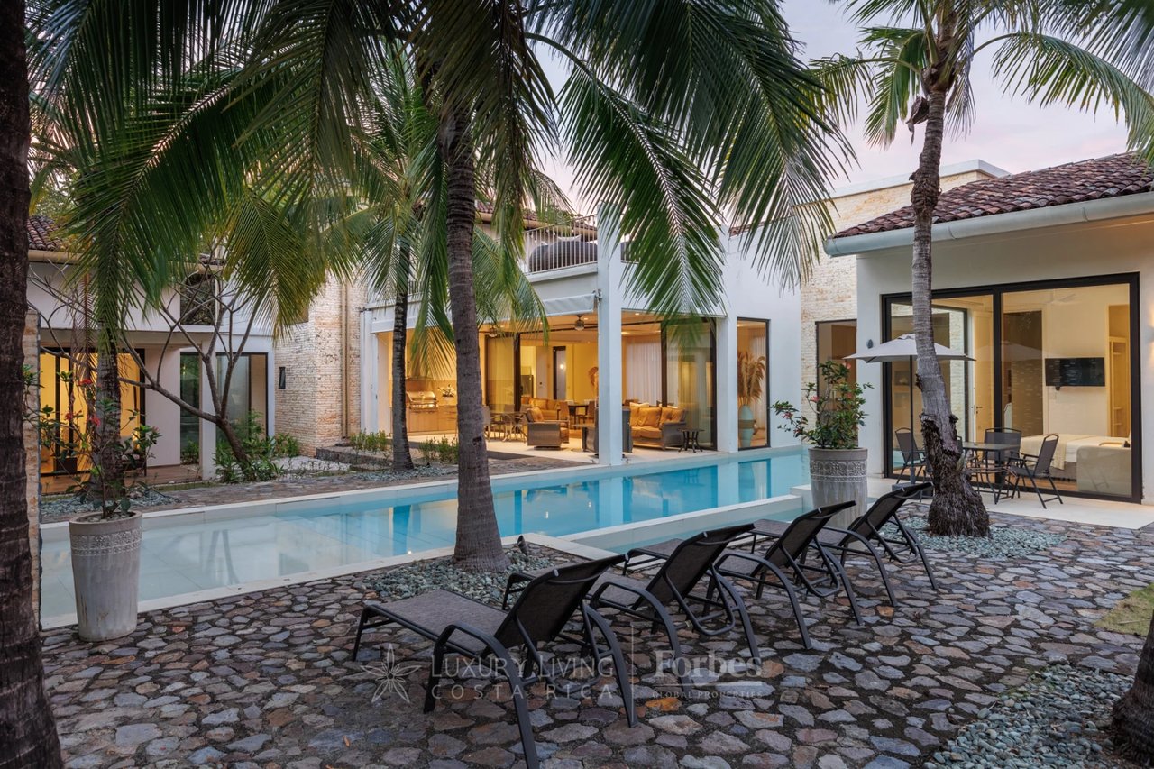 20166 - Paradise Estate: 4-Bedroom Villa with Spa & Pool in Pinilla