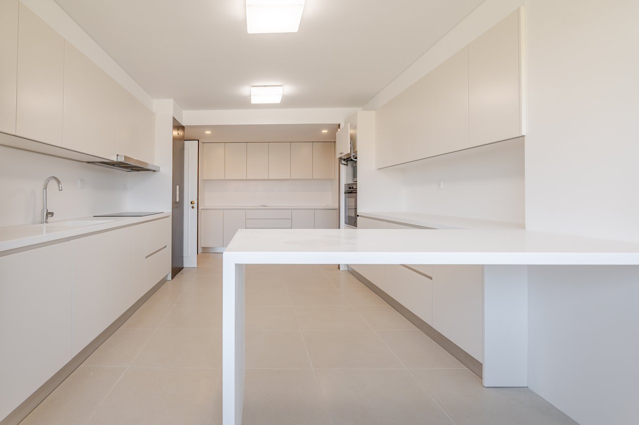 Luxury 5-Bedroom Apartment with Balcony & Private Garage in Foz do Douro, Porto