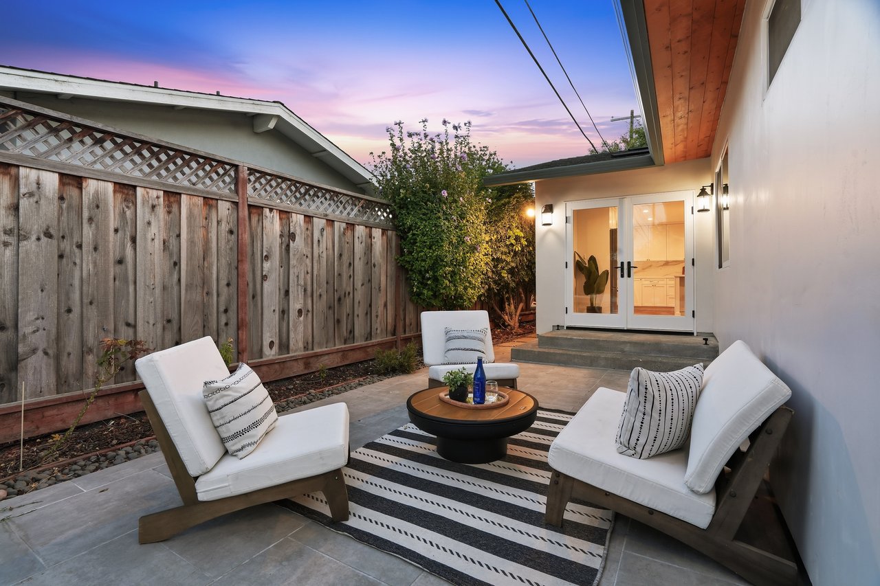 2133 Santa Cruz AVE