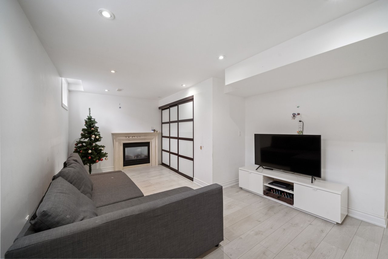 SOLD: Show Like a Model!