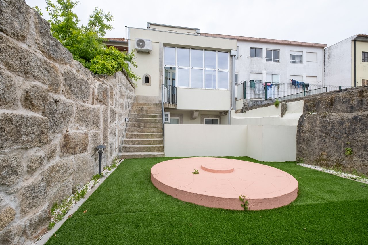 1-Bedroom Apartment with Expansive Private Balcony in Central Porto