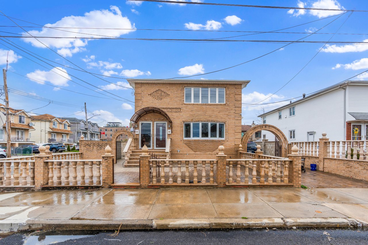 310 Baden Place, Midland Beach Gorgeous Two Family Home!