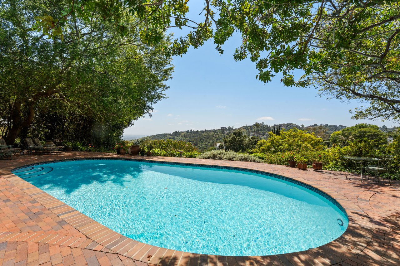 A Slice of Heaven in Lake Hollywood
