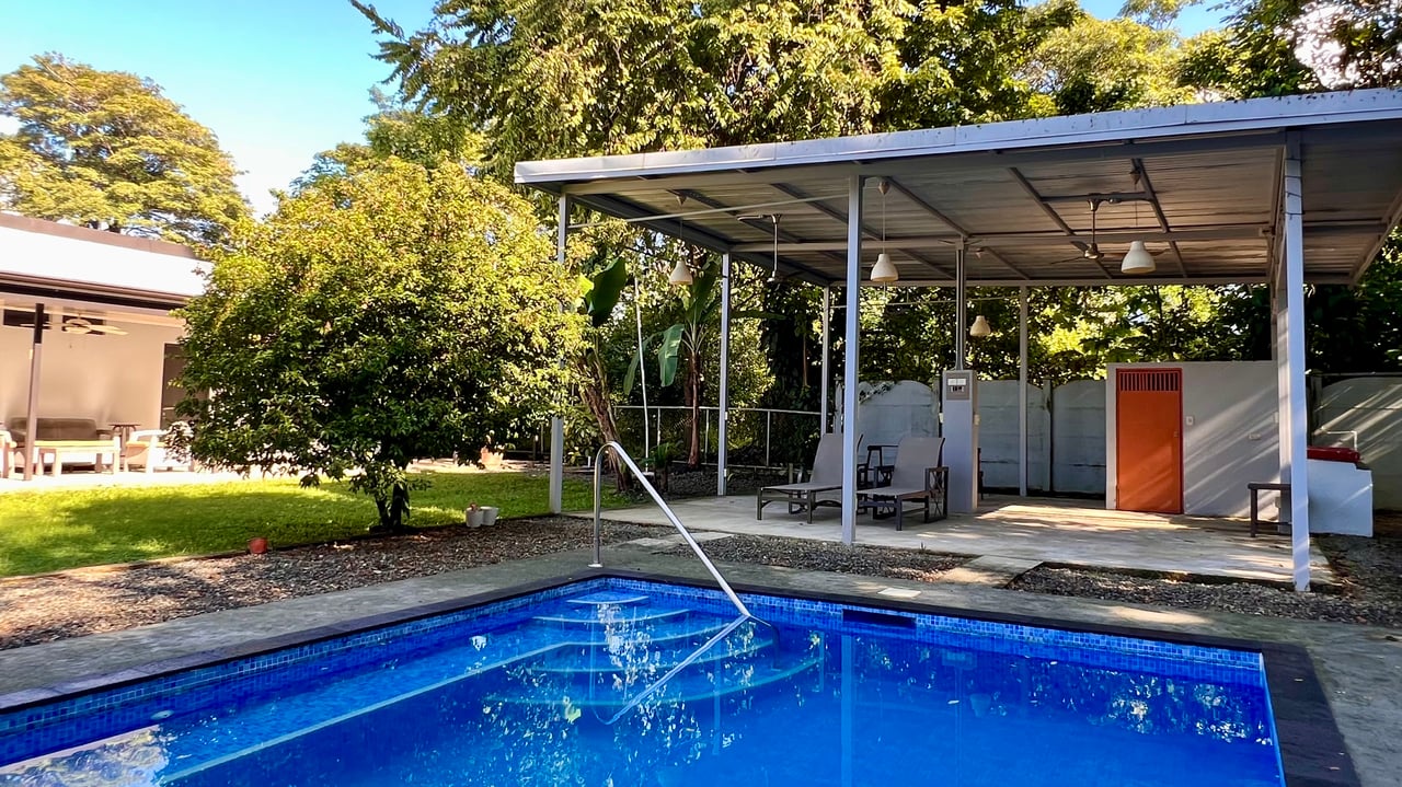 3-Bedroom Home with Large Pool and Garden in Bahía