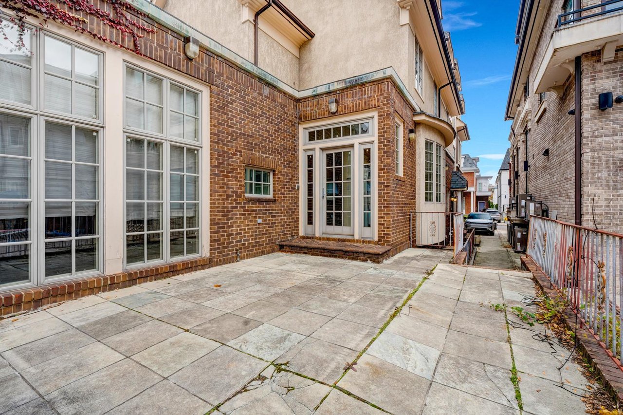 850 E 23rd Street private house