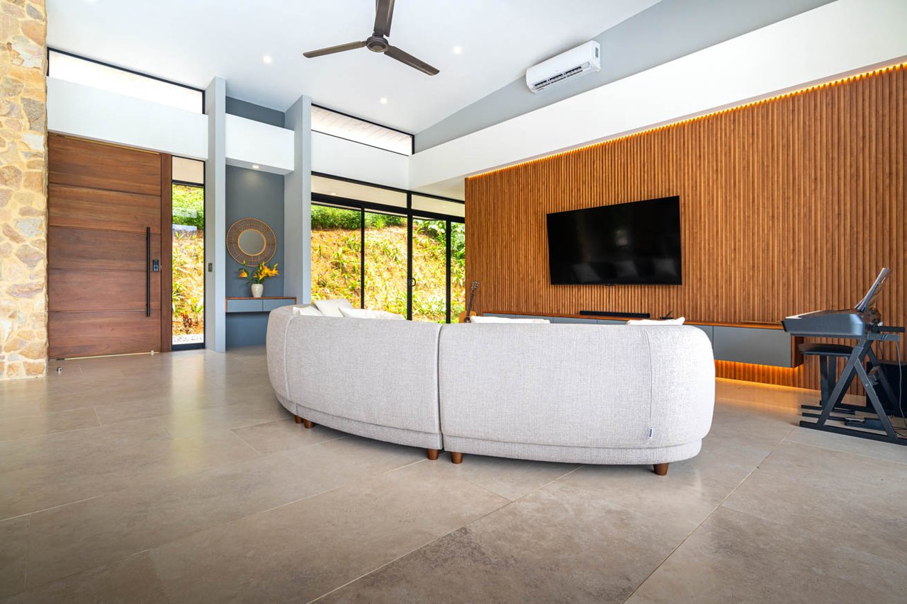 Ojochal Modern Jungle Home with Infinity Pool & Mountain Views