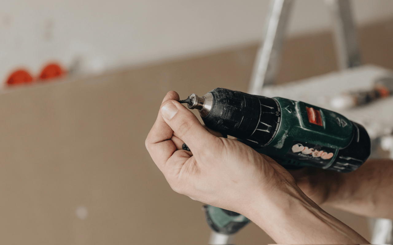 Should You Hire a Contractor or Do It Yourself?