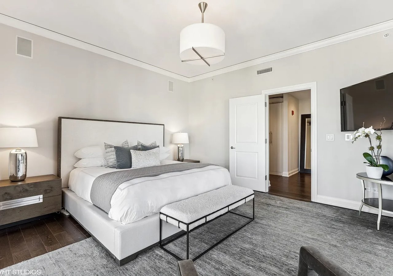 11 E Walton St APT 4202