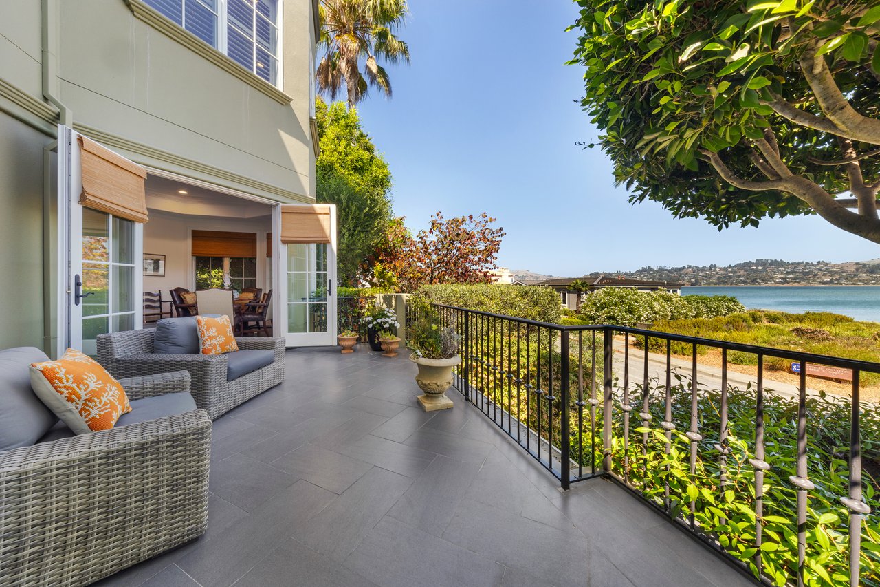 Strawberry Point Retreat with Exceptional Bay Views