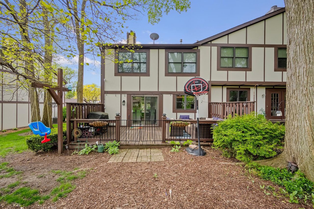 67 White Oak Circle, St. Charles IL – End Unit Townhome in The Oaks Near Downtown & Fox River