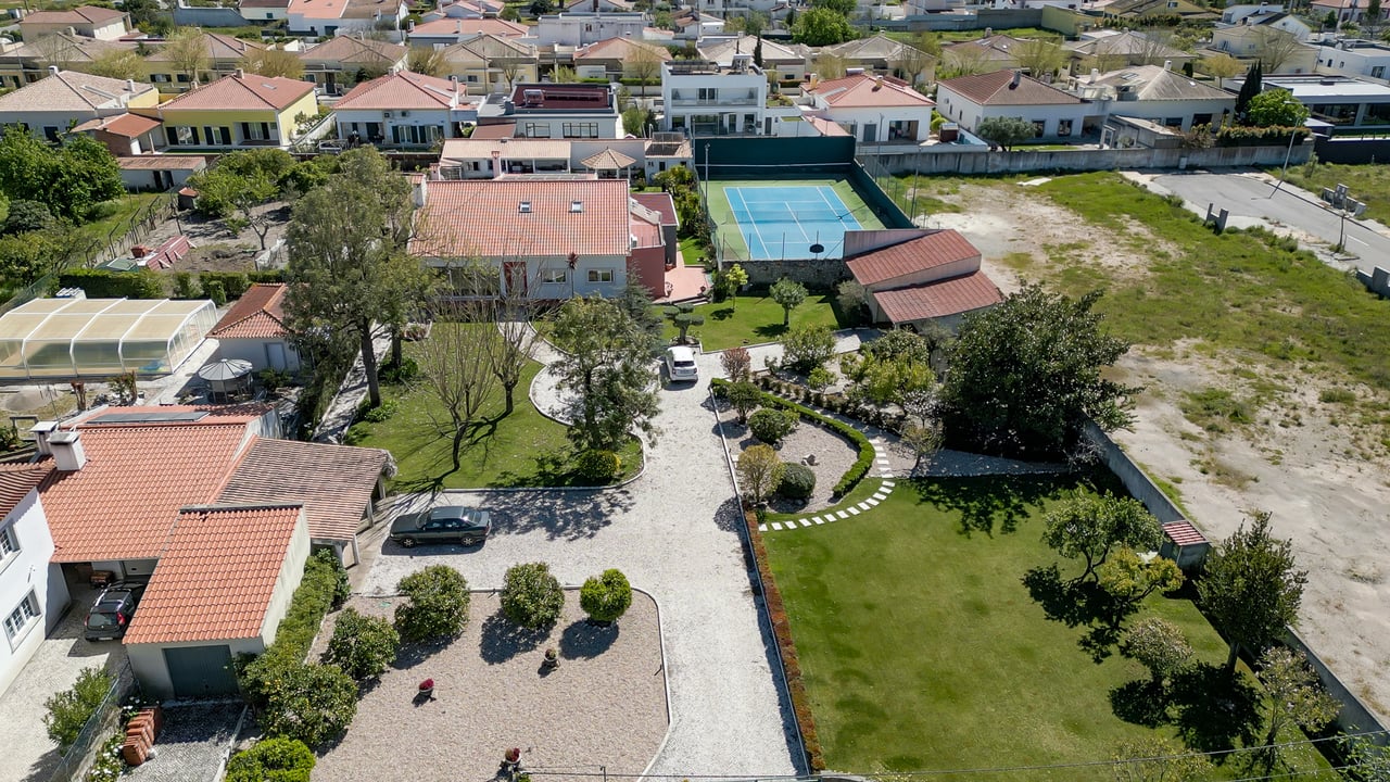 Exclusive 4,000 m² Estate in Azeitão with Tennis Court, Spa & Approved Development Project