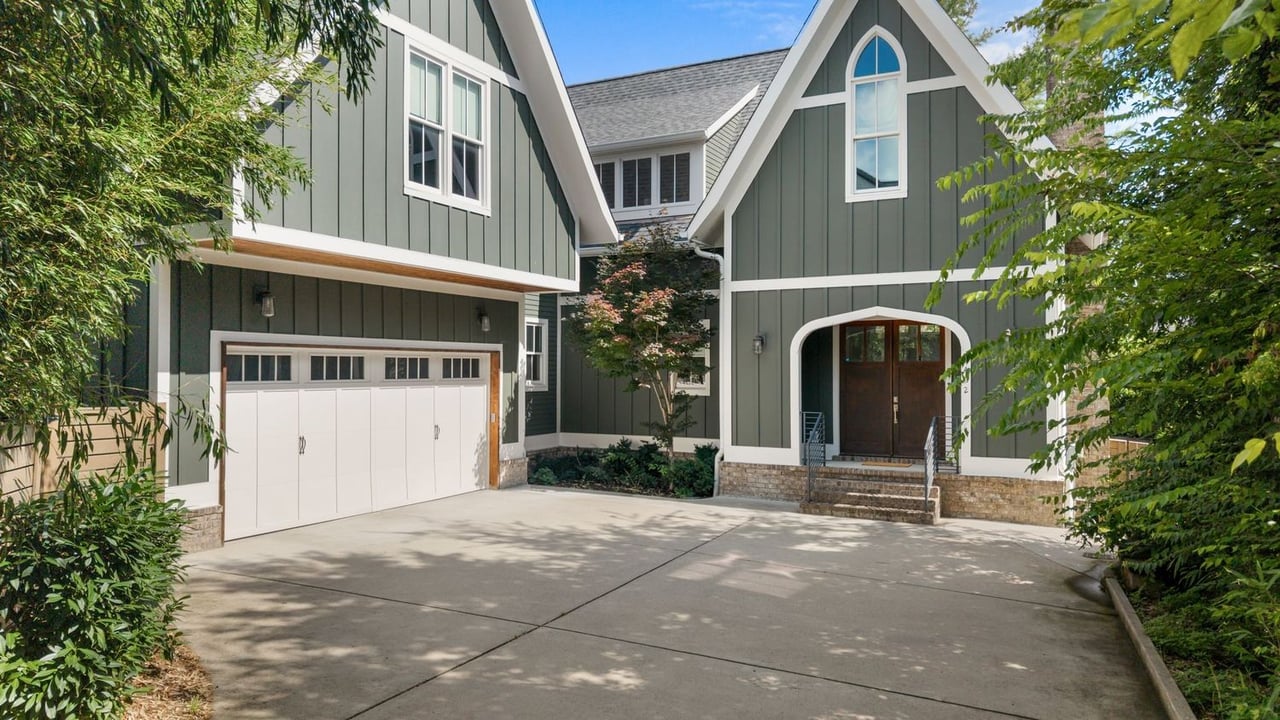 1422 Clifton Ln: A Move-In-Ready Green Hills Retreat