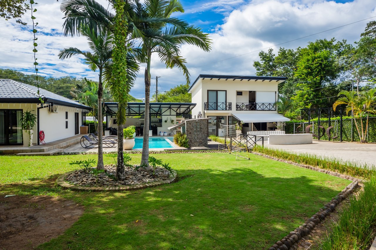 Casa Cielo | Luxurious Multifunctional Estate with Main House, Apartments, and Pool in Guanacaste!