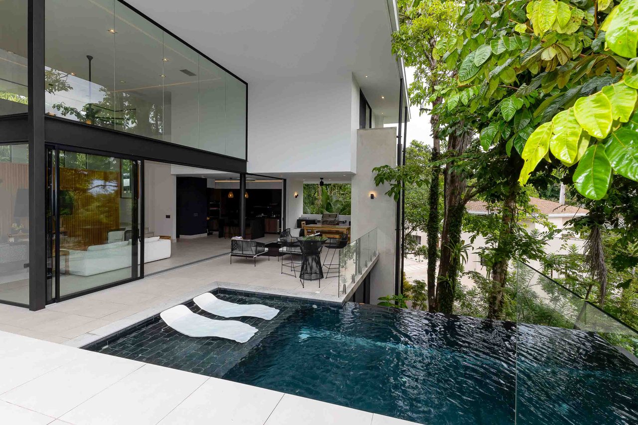  Luxury Vacation Villa located in a Private Gated Community, 
