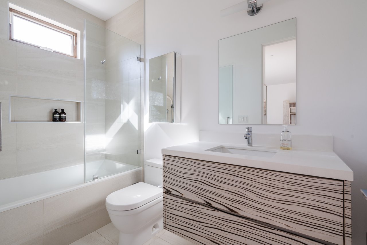 536 N Arden Blvd, Larchmont