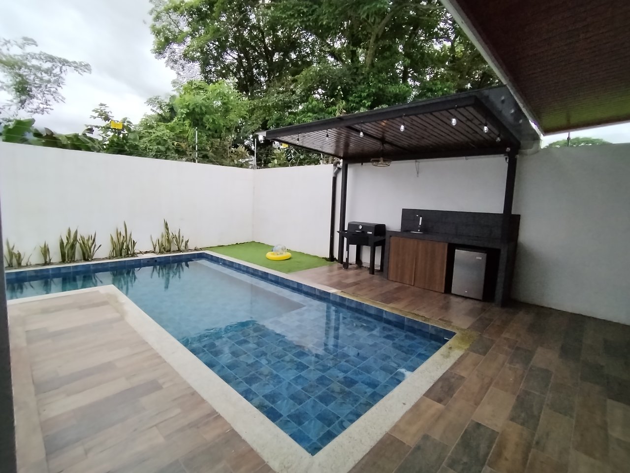 Uncle's House: Contemporary Home for Sale in Uvita - Close to the Beach!